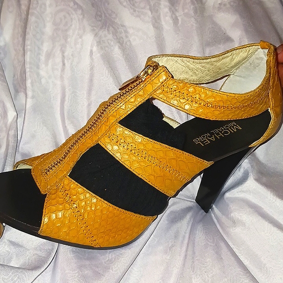 Size 9, 9 1/2 Micheal Kors T-strap heels... - Picture 1 of 5